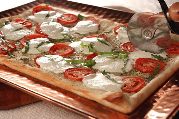 Tomato Mozzarella Pizza: A Slice of Italian Heaven You Can Make at Home